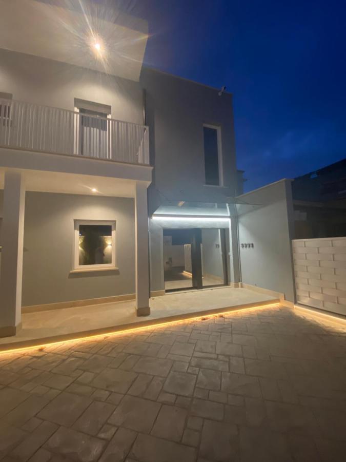 Grey House Guest House Luxury Латина Екстериор снимка