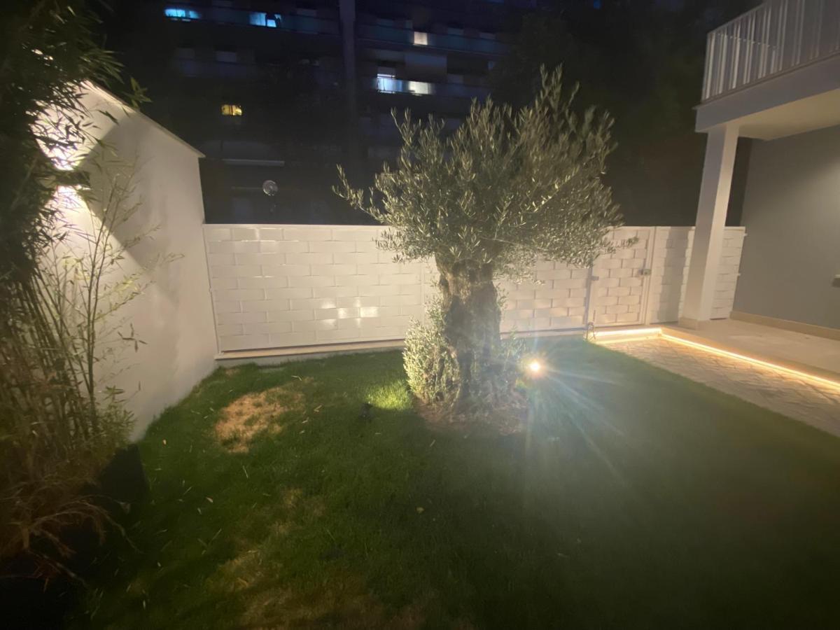 Grey House Guest House Luxury Латина Екстериор снимка