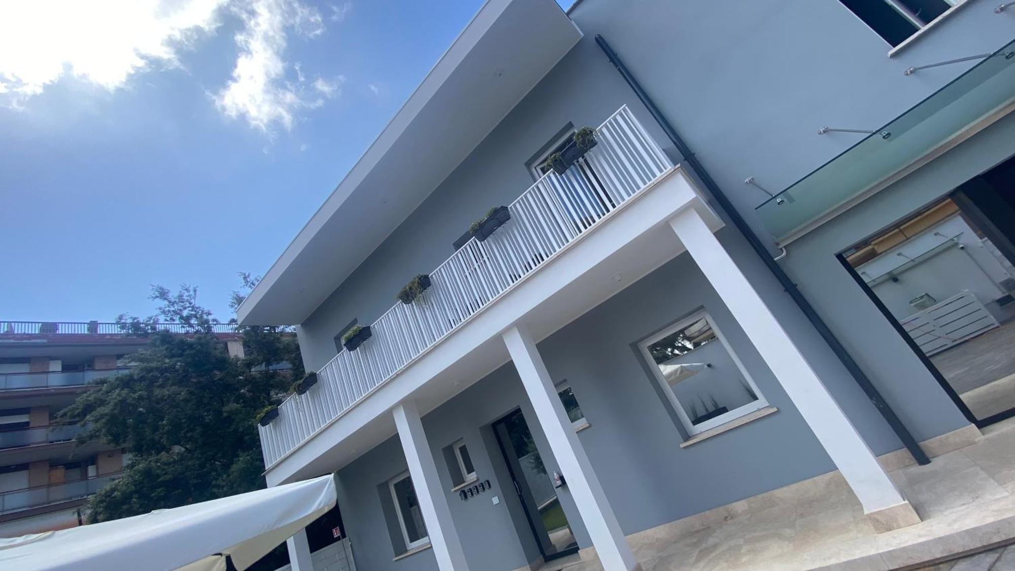 Grey House Guest House Luxury Латина Екстериор снимка